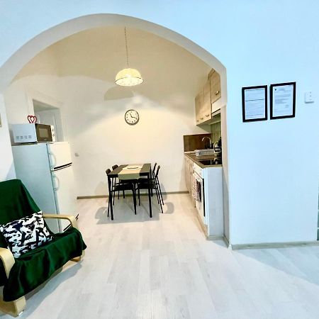 White Apartment Near The Famous New York Cafe Budapest Exterior photo