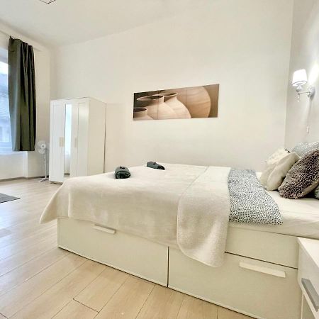 White Apartment Near The Famous New York Cafe Budapest Exterior photo