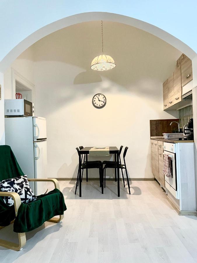 White Apartment Near The Famous New York Cafe Budapest Exterior photo