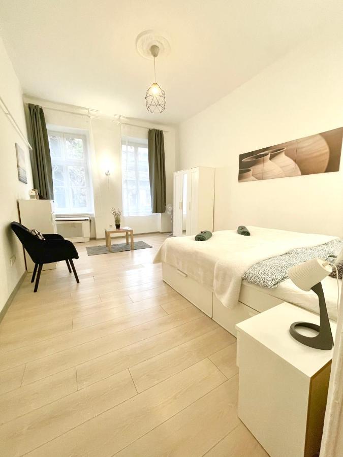 White Apartment Near The Famous New York Cafe Budapest Exterior photo