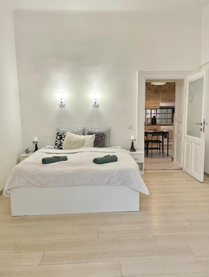 White Apartment Near The Famous New York Cafe Budapest Exterior photo