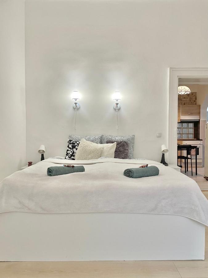 White Apartment Near The Famous New York Cafe Budapest Exterior photo